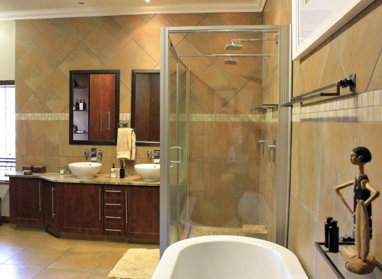 Karee & Wild Olive Guest Lodge Hekpoort Ngoại thất bức ảnh